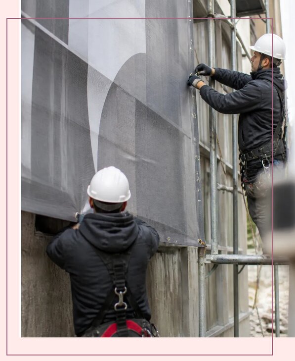 Изготовление и монтаж баннерной сетки для фасада в Усолье-Сибирском